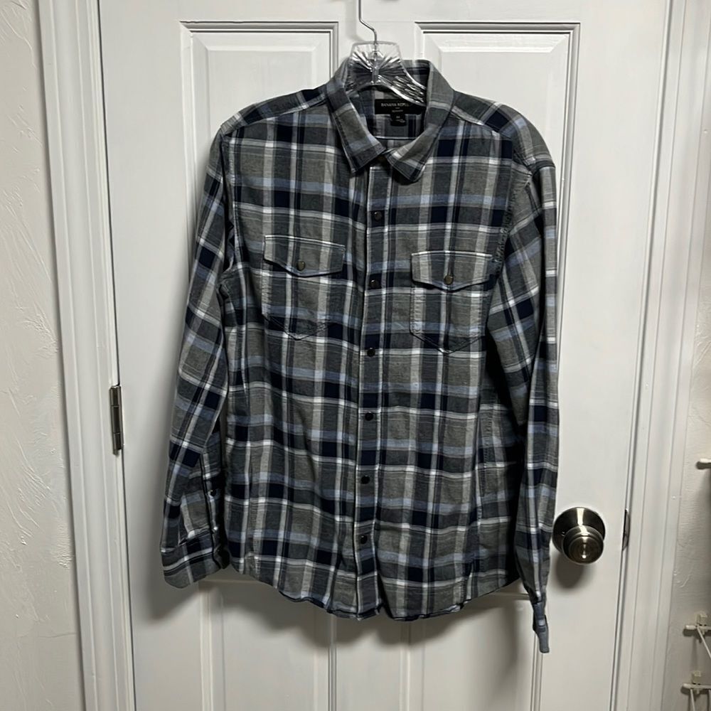 𝅺BANANA republic slim fit button down shirt size medium.